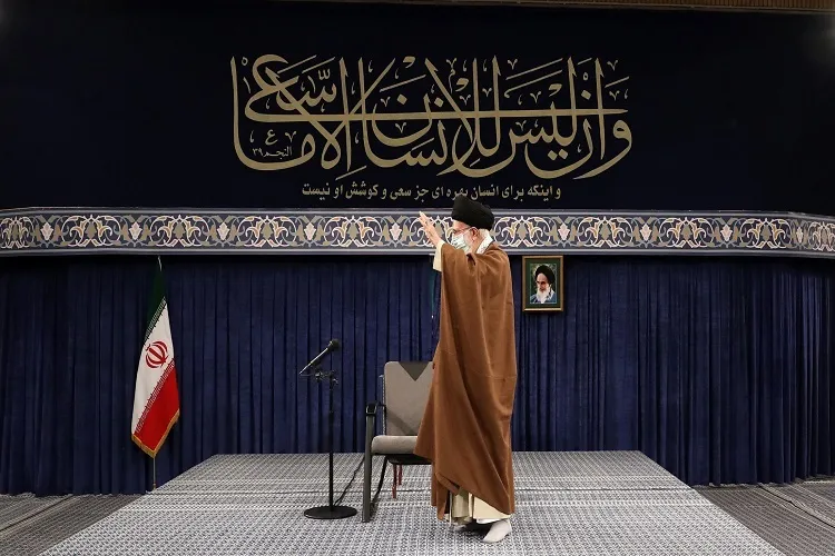 آیه نصب‌شده در دیدار امروز کارگران با رهبر انقلاب اسلامی چه بود