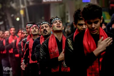 مردان شیعه ترکیه در مراسم عاشورا در استانبول شرکت می کنند