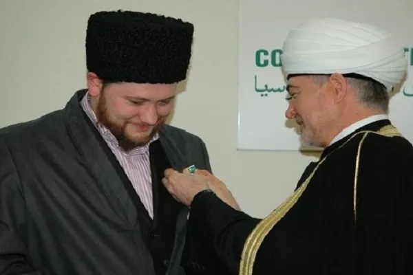 Поздравление Председателя ДУМ РФ Муфтия Шейха Равиля Гайнутдина первому заместителю Председателя ДУМ РФ, доктору теологии Д.В. Мухетдинову