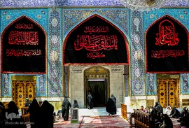 نصب پرچم های سیاه در آستان مقدس امام حسین(ع)