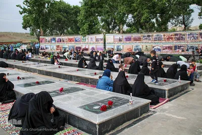 مراسم عصری با شهدا و قرائت زیارت عاشورا در گلزار شهدای اهر