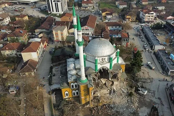 Türkiye'de deprem sonrası camiler ibadete hazır hale getirilmeye başlandı