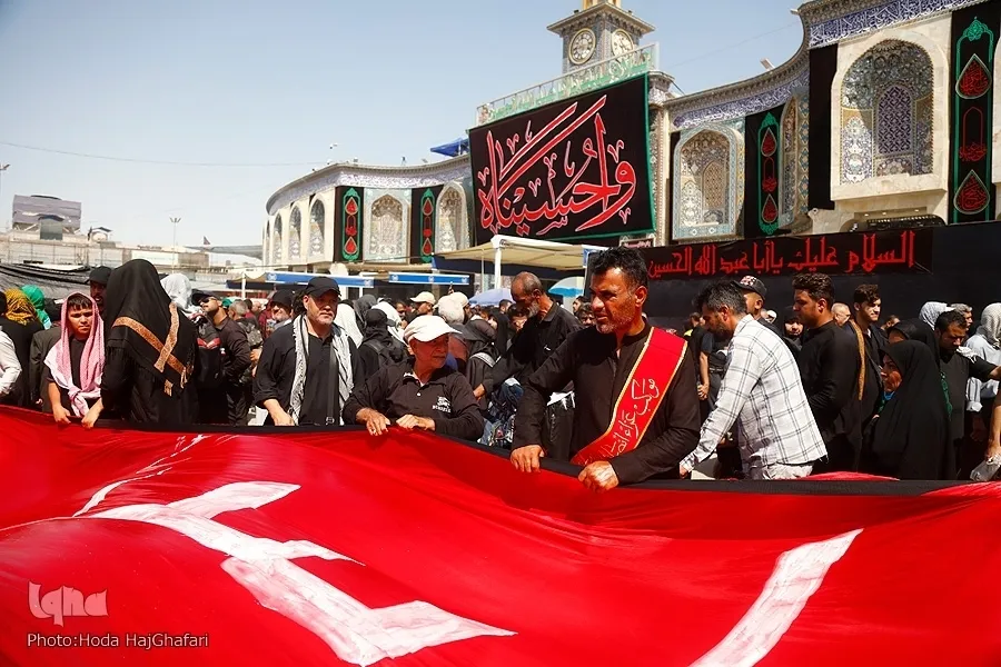 تقرير مصور | أجواء بين‌ الحرمين في يوم الأربعين الحسيني من عدسة 