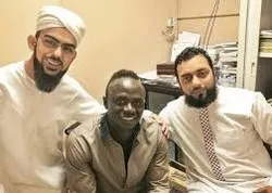 Le footballeur musulman participe au nettoyage d'une mosquée à Liverpool