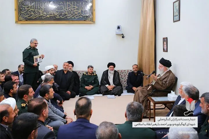 قائد الثورة يؤكد على ضرورة الوقوف ضد الحرب النفسية للعدو