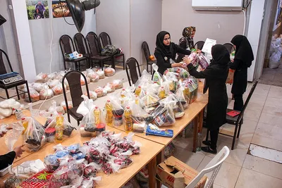 کمک‌های مردمی از نقاط مختلف استان و برخی استان‌ها از جمله تهران و کرمانشاه برای گروه خیریه «به نام انسانیت» ارسال می‌شود.