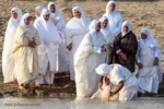 مراسم غسل تعمید منداییان در کنار رودخانه کارون