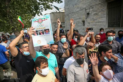 شادی شیرازی ها در مقابل منزل محمدرضا گرایی