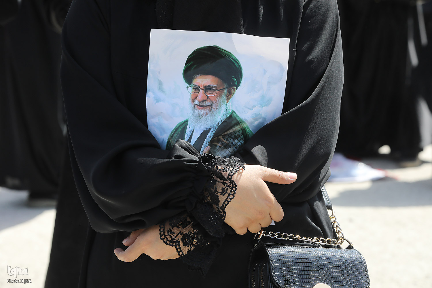 Les habitants de Téhéran rendent hommage au Guide martyr