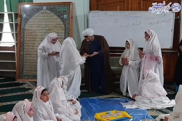 آئین جشن تکلیف دانش آموزان دختر دبستان ریحانه الرسول شهرستان فریدونکنار،
