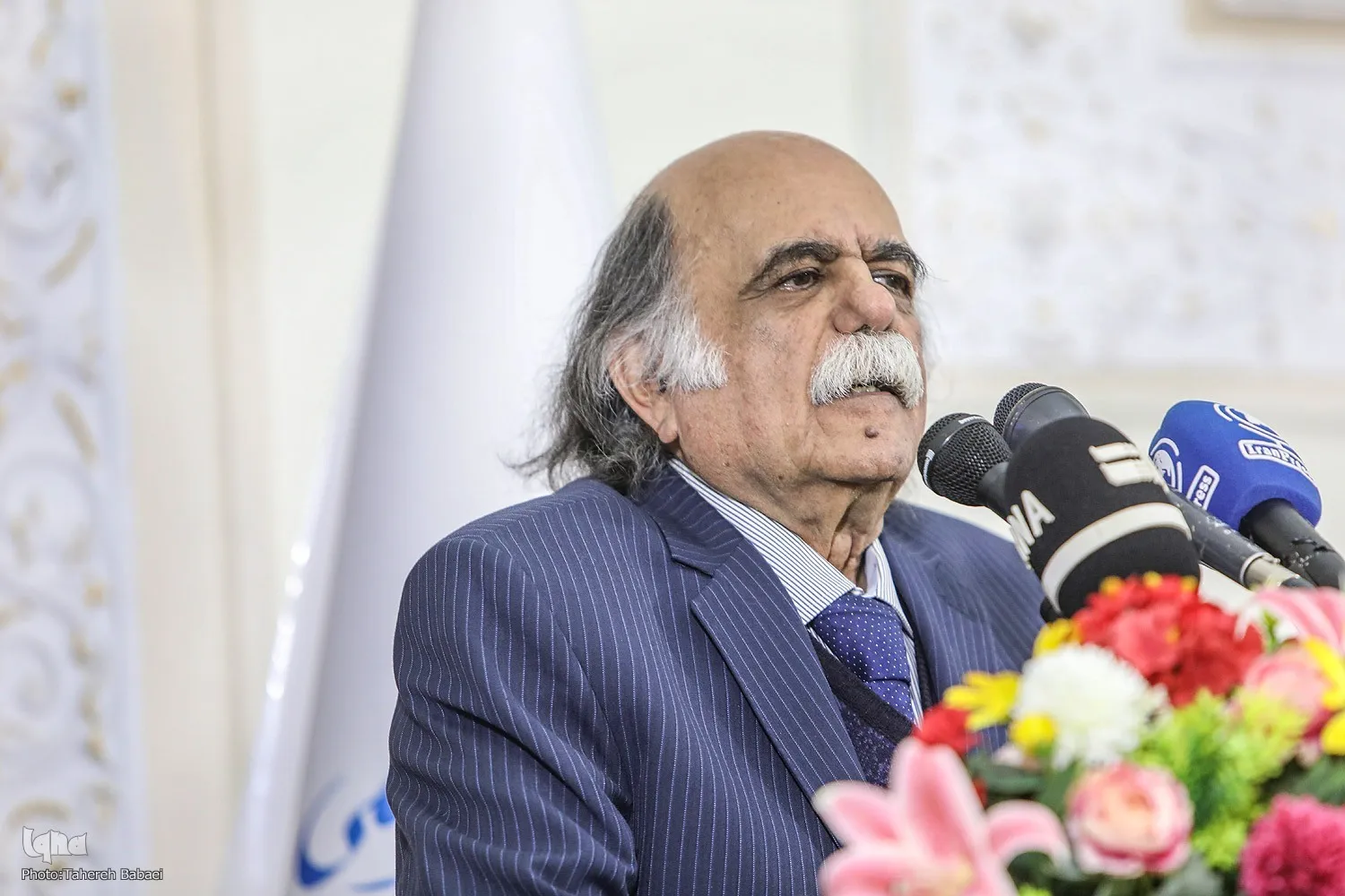 گسترش جغرافیای زبان پارسی؛ گران‌مایه‌ترین دستاورد یک استاد/ شاهنامه 1400 غلط دارد