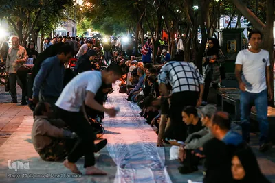 سفره افطاری ساده در بازار پانزده خرداد