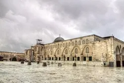 Əqsa məscidində qocalara, qadınlara və uşaqlara hücum edildiyi bildirildi