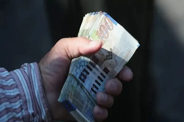 مكاتبُ التحويل المالية في غزة مجرمةٌ وخائنةٌ