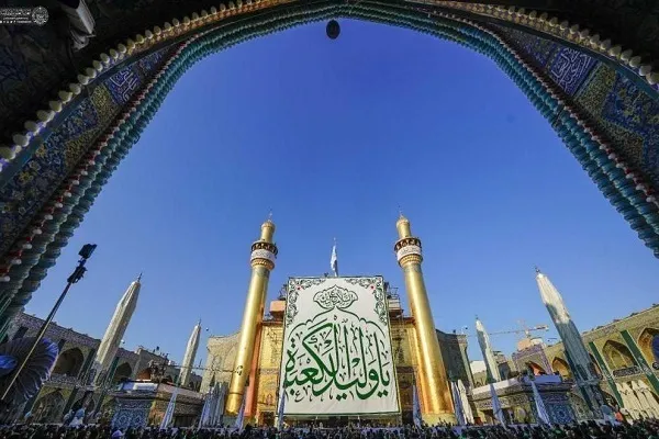 Pengibaran Bendera Maulud Ka’bah di Atas Kubah Haram Imam Ali (as)