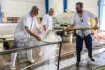 پخت غذا برای سیل‌زدگان خوزستانی توسط مواکب خمینی‌شهر