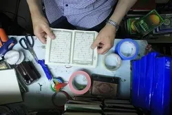 Ang Matatandang Palestino ay Kusang-loob na Nag-aayos ng mga Kopya ng Qur’an