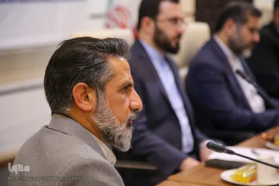 نشست صمیمانه فعالان مردمی فرهنگ و هنر استان فارس با محمدمهدی اسماعیلی، وزیر فرهنگ و ارشاد اسلامی