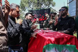 خاکسپاری سردار بی‌سر مدافع حرم در جوار همرزمانش