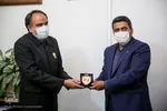 اهدای مدال جواد فروغی به موزه حرم مطهر رضوی
