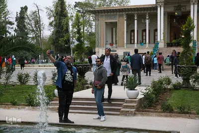 مهمانان نوروزی در باغ ارم و عفیف آباد