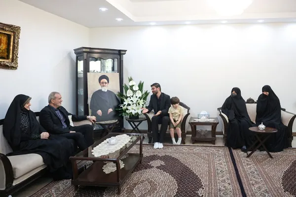 دیدار پزشکیان با خانواده شهدای خدمت