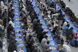 مسلمانان روز‌ه‌ دار در ماه مهمانی خدا