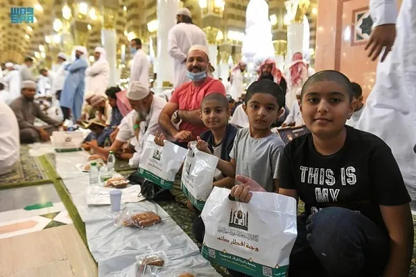 İki illik fasilədən sonra Məscidül-həramda iftar süfrələri açılıb