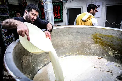شیرۀ جوانه گندم پس از عبور از صافی همراه با قطعات بزرگ یخ به دیگ طبخ ریخته می شود. قطعات یخ باعث جلوگیری از ترش شدن شیره می شود.