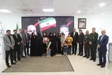 عکس | اهدای نشان افتخار به خانواده شهدای اقتدار کرمانشاه
