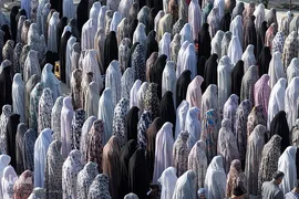 نماز عید سعید فطر در امامزادگان محمد و سکینه خاتون (س) کرج