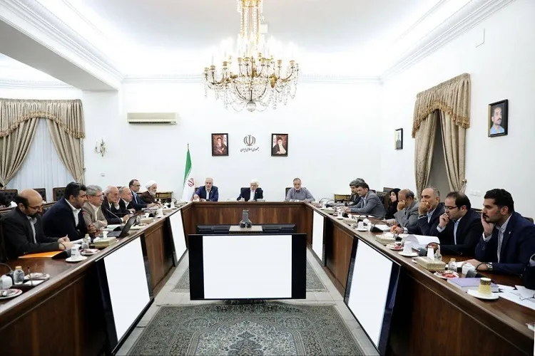 تأکید عارف بر سرعت دادن به بازسازی منازل آسیب دیده مردم در جنگ