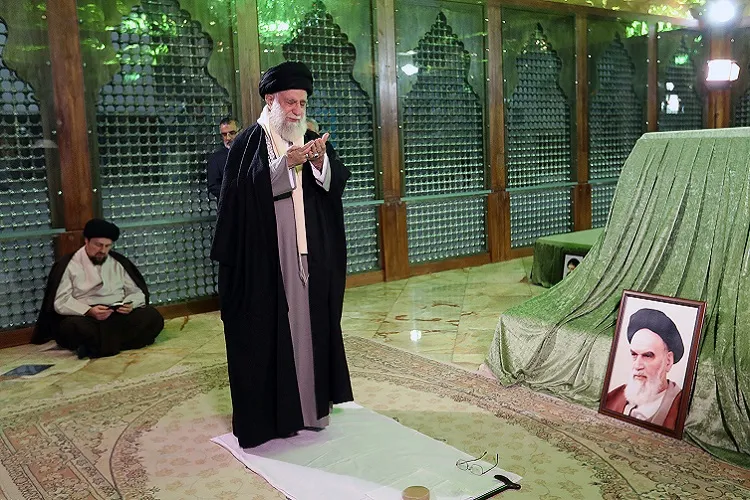 El líder espiritual de Irán rinde homenaje al imán Jomeini