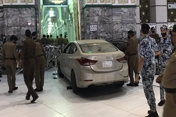 Mescid-i Haram'ın kapısına aracıyla çarptı