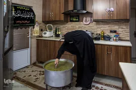 سعیده مشگی و همسرش سید جواد خناری‌نژاد، 10 سال است که در شب عاشورا آش نذری درست می‌کنند. آنها این نذر را برای حاجت روایی فرزند ارشدنشان از امام حسین(ع) ادا می‌کنند
