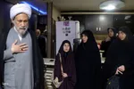 حضور آیت‌الله دژکام در منزل شهید معصومه کرباسی‎