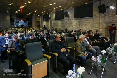 نشست گفت و گوی و بررسی کتاب تقاطع انقلاب