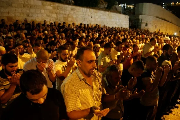 Palastinawa Na Yin Salla A Wajen Masallacin Aqsa
