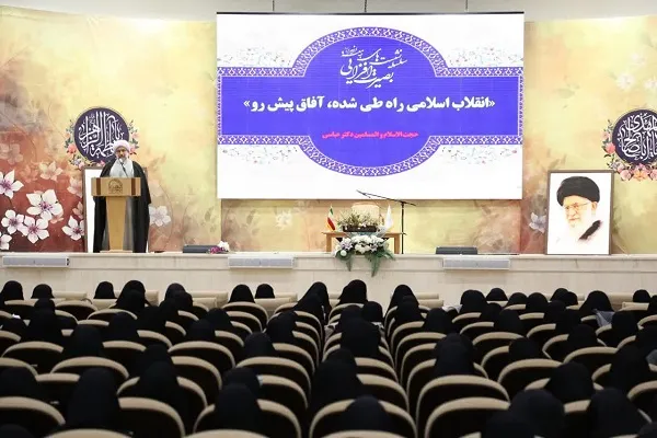 انقلاب اسلامی انقلابی معرفتی و گفتمانی بود / کنترل اذهان عمومی؛ رسالت امپراتوری رسانه‌ای
