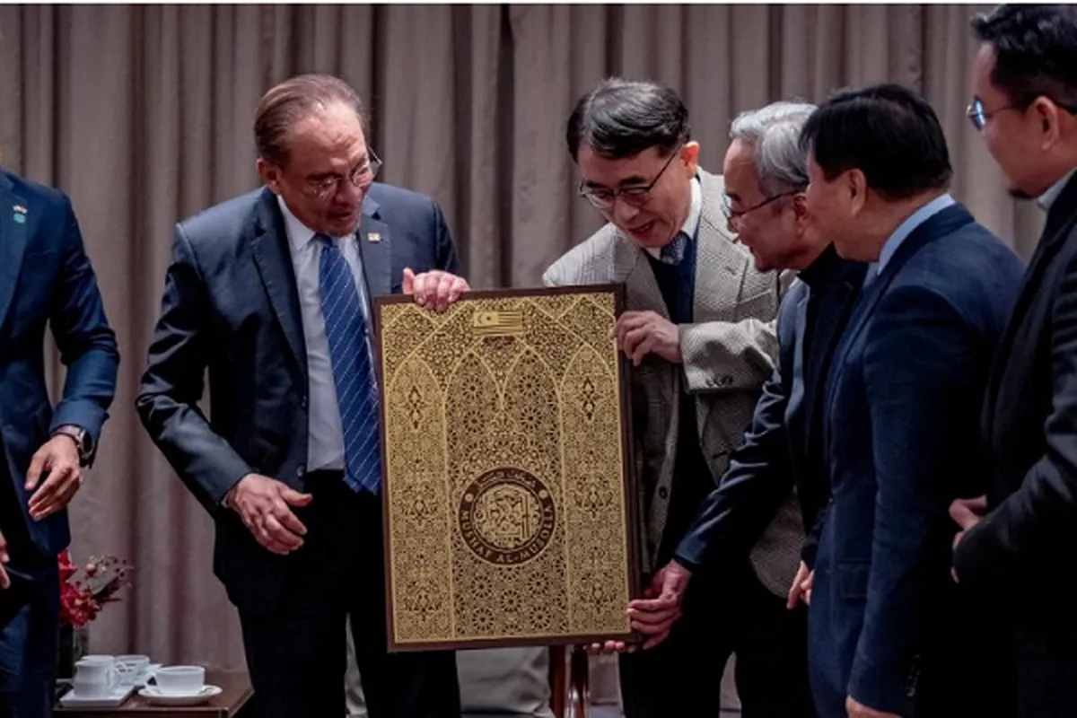 KMF Chief Gifted Quran with Korean Translation