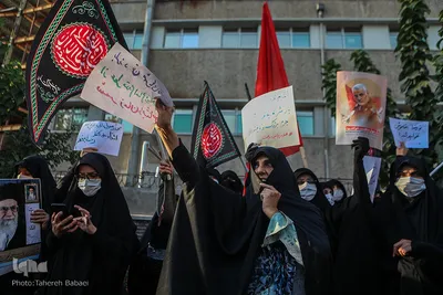 تجمع اعتراضی شهروندان تهرانی مقابل سفارت فرانسه