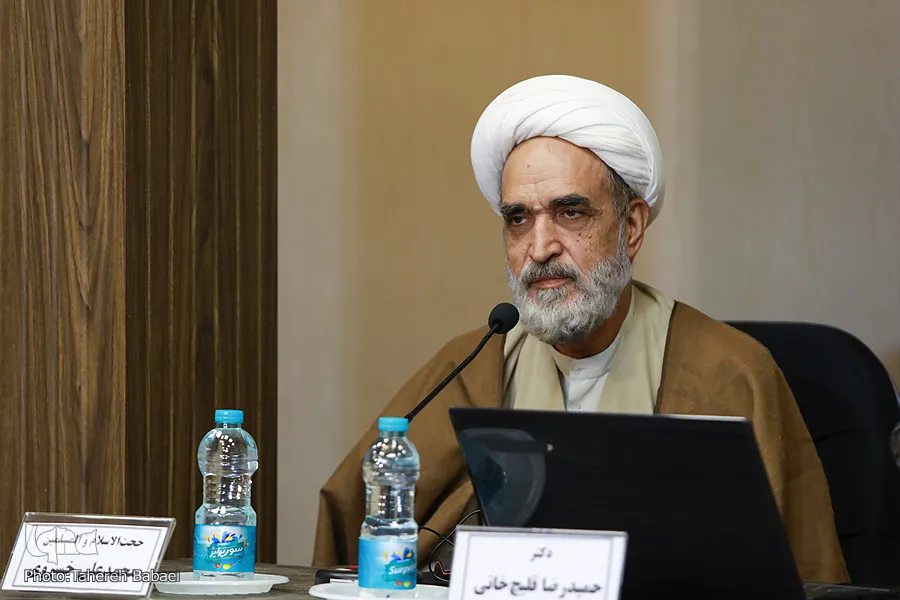 حضور حجت الاسلام خسروی،‌ مدیرکل دفتر برنامه‌ریزی، آموزش و توسعه مشارکت‌های مردمی معاونت قرآن وزارت ارشاد، در نشست هنر ایرانی، کتابت قرآن تهدیدها و فرصتها
