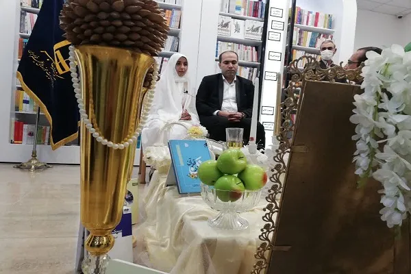 آیین عقد نکاح زوج قمی در فروشگاه کتاب برگزار شد