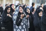 اهتزاز پرچم عزا بر فراز گنبد فيروزه‌اي آستان شاهچراغ(ع)
