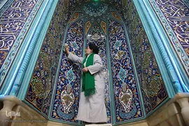 غبارروبی مسجد قبای قم در آستانه ماه رمضان