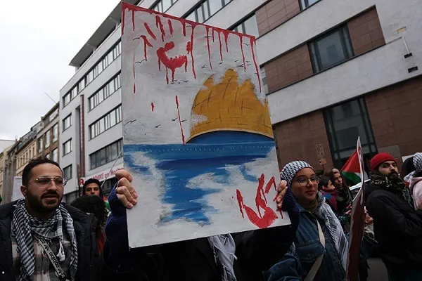 Almanya'da binlerce kişi, İsrail'in Gazze'ye yönelik saldırılarını protesto etti