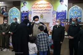 تجلیل از خانواده یکی از افسران شهید پلیس در مراسم اختتامیه بیست و پنجمین دوره مسابقات سراسری قرآن کریم کارکنان پایور و وظیفه ناجا
