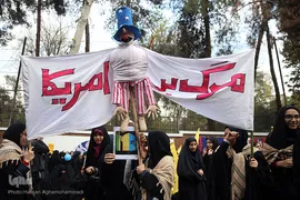 راهپیمایی یوم الله ۱۳آبان در مقابل لانه جاسوسی آمریکا
