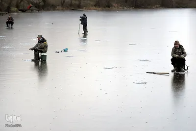 مردان از یخبندان برای لذت بردن از ماهیگیری در یخ استفاده می کنند، درجه حرارت در مسکو به ۸ درجه زیر صفر می‌رسد.
