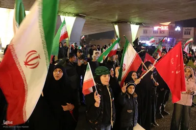 شیراز ایستاده در پای کار انقلاب اسلامی